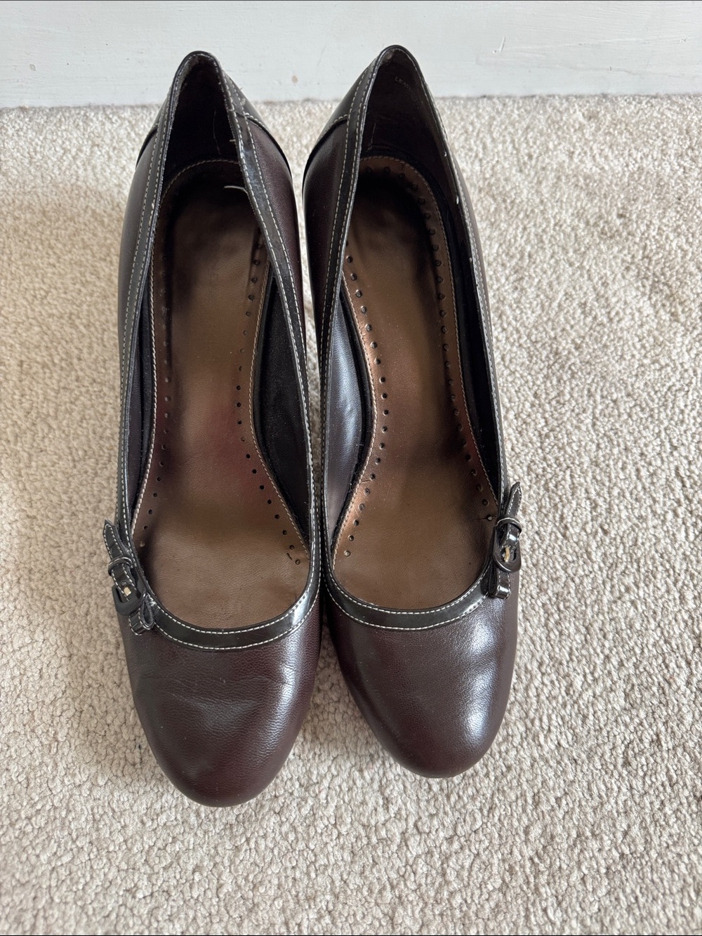 Bandolino Women's Brown Leather Round-Toe Pumps with Contrast Trim